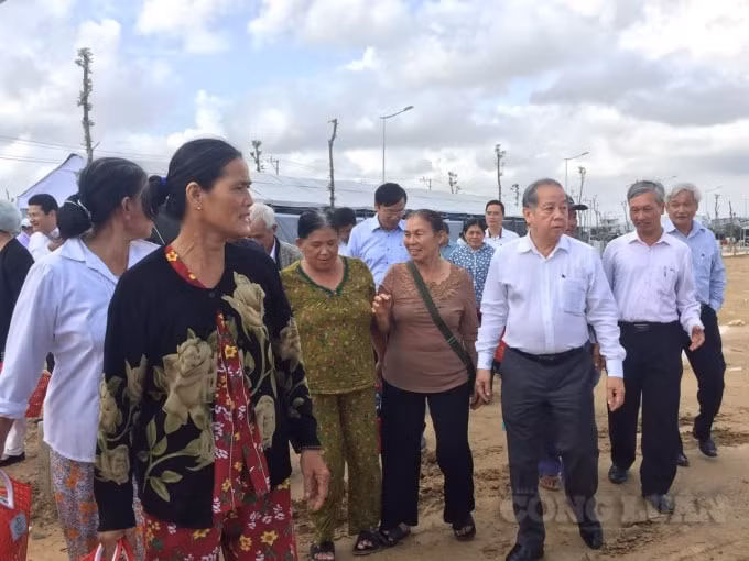 Chủ tịch tỉnh đưa bà con bị giải toản đi xem thực tế nơi ở mới.