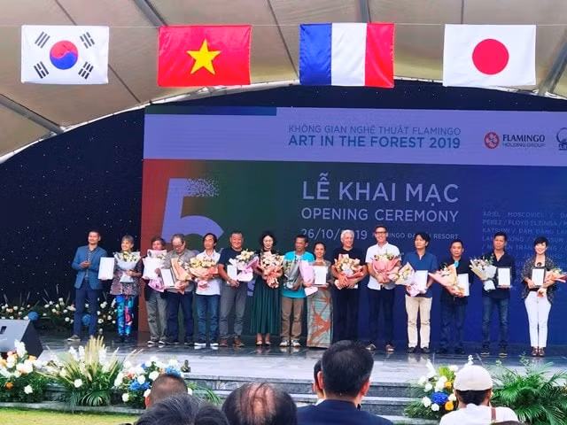 BTC trao thưởng cho các nghệ sĩ tại lễ khai mạc Art In The Forest 2019. Ảnh: nhandan.com.vn