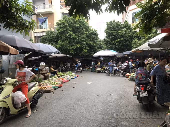 Những khu chợ tạm, chợ cóc không chỉ gây ô nhiễm môi trường, mất an toàn giao thông mà còn tiềm ẩn rất nhiều nguy cơ liên quan đến vấn đề vệ sinh an toàn thực phẩm