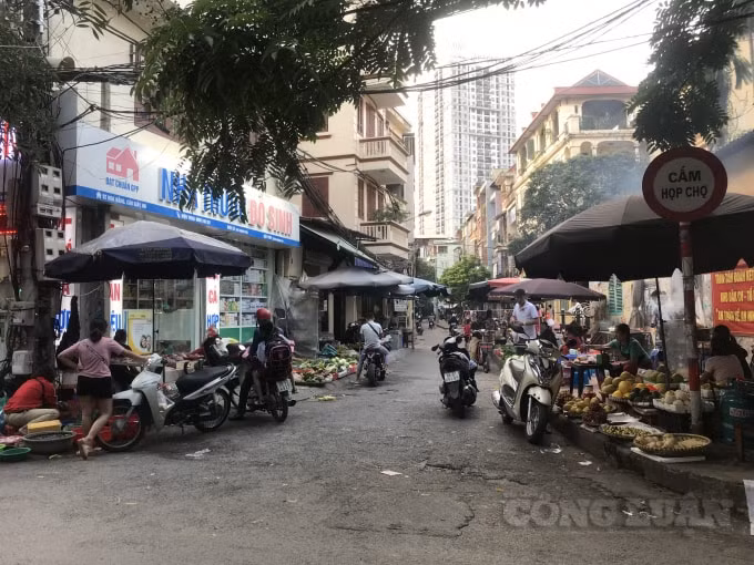 Họp chợ ngay dưới biển cấm tại phố Hoa Bằng (quận Cầu Giấy)