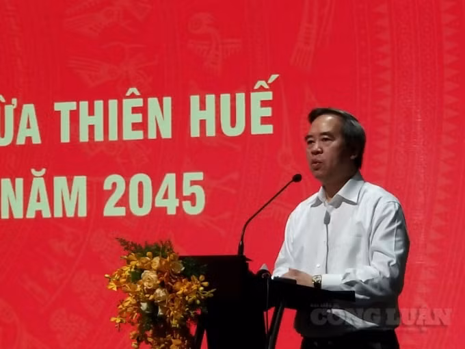 Đồng chí Nguyễn Văn Bình phát biểu.