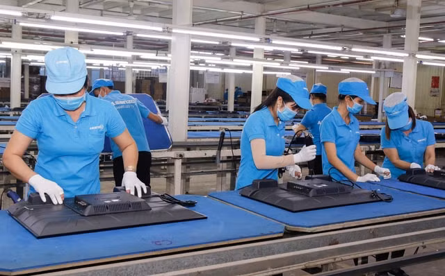 Công nhân làm việc tại nhà máy Asanzo.