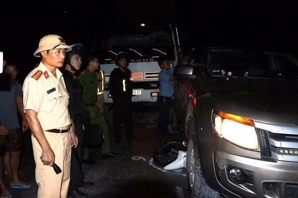 Lực lượng chức năng Hà Tĩnh vây bắt 2 đối tượng lao xe bỏ chạy