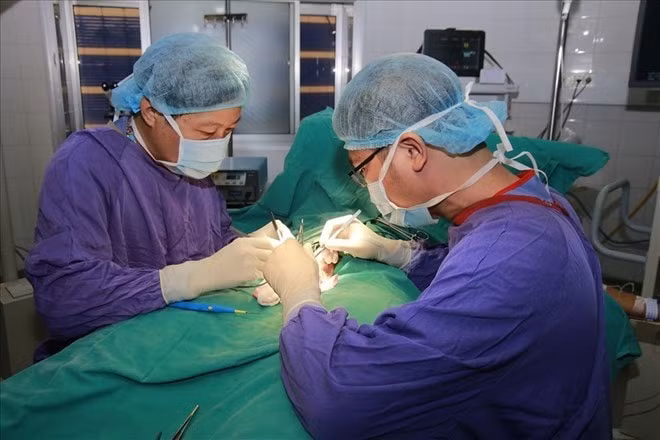 vo tinh hoan khi da bong be trai 13 tuoi nhap vien cap cuu hinh 1
