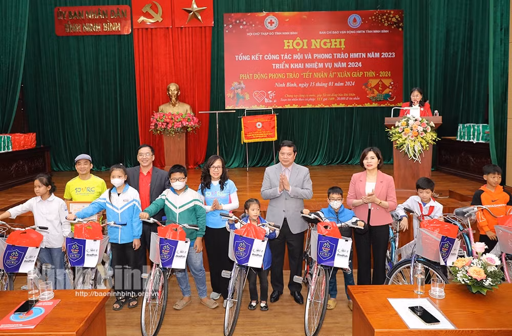ninh binh keu goi van dong trao tang 8000 suat qua phong trao tet nhan ai nam 2024 hinh 1