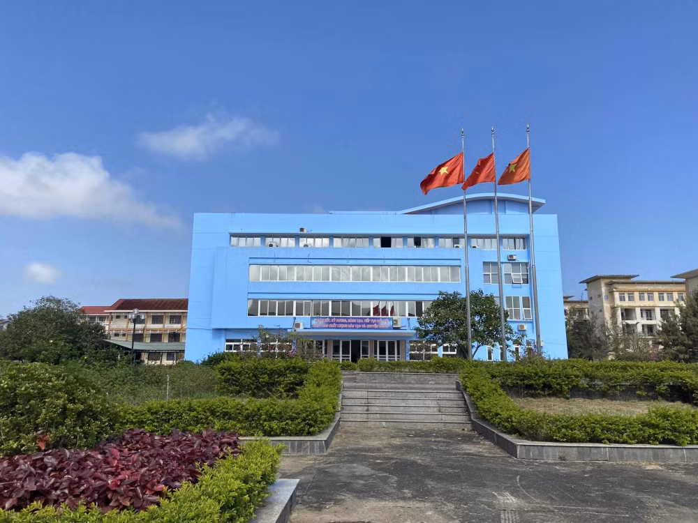 quang binh hop khan tim cach giai quyet viec truong dai hoc quang binh no luong 136 can bo giang vien hinh 1