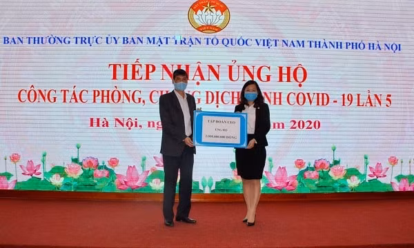Đại diện Tập đoàn CEO – bà Phan Lê Mỹ Hạnh, Phó Tổng Giám đốc đã trao tặng 2 tỷ đồng cho đại diện Ban Thường trực Ủy ban MTTQ Việt Nam TP. Hà Nội