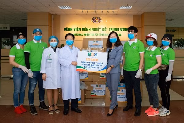 Tập đoàn CEO trao tặng khẩu trang y tế, bộ đồ bảo hộ y tế cùng các bác sĩ Bệnh viện Bệnh Nhiệt đới Trung ương chống dịch.