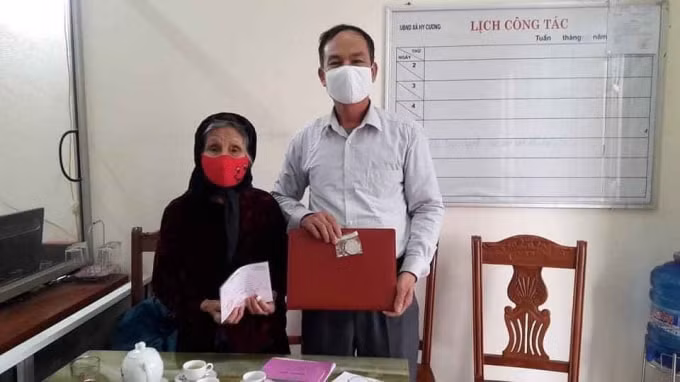 Cụ Triệu Thị Hải đã ủng hộ cho hoạt động phòng chống dịch bệnh Covid-19 đôi bông tai bằng vàng và một đồng tiền xu bằng bạc.