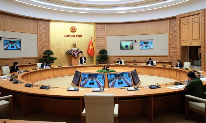 Quang cảnh cuộc họp trực tuyến tại Trụ sở Chính phủ.