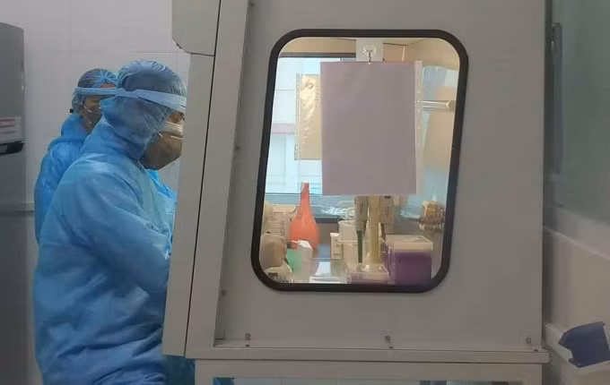 Cán bộ CDC Hà Tĩnh thực hiện xét nghiệm virus Corona