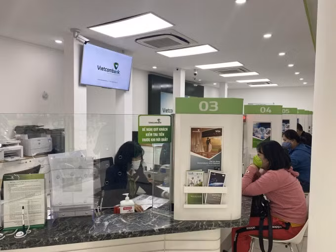 Các nhân viên và khách hàng giao dịch đều phải tuân thủ quy định của Bộ Y tế. Ảnh: Dương Lâm