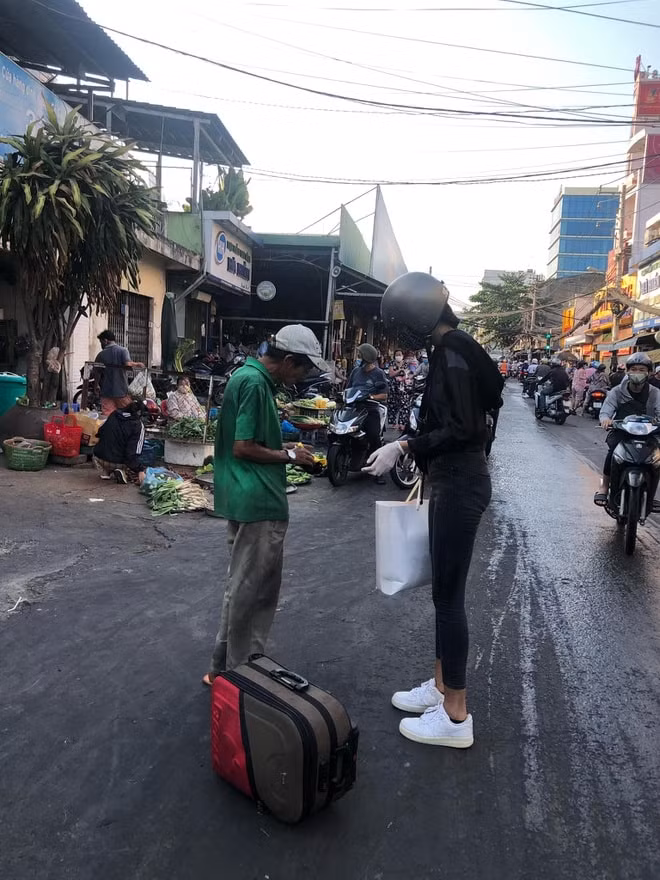 Hoàng Thùy tận tay phát khẩu trang cho người dân