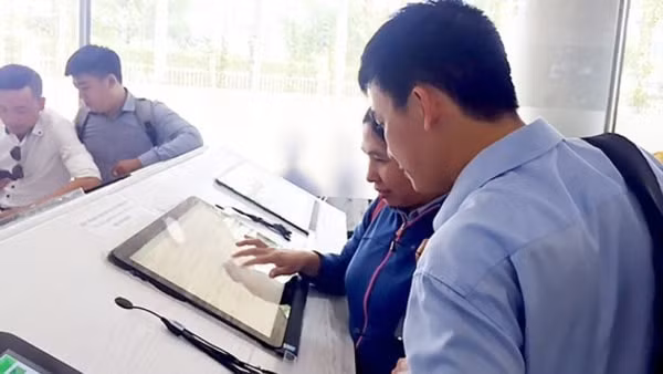 Sử dụng dịch vụ công trực tuyến sẽ hạn chế việc đi lại, giải quyết thủ tục hành chính trực tiếp, giảm thiểu nguy cơ lây nhiễm virus Corona mới. Ảnh minh họa
