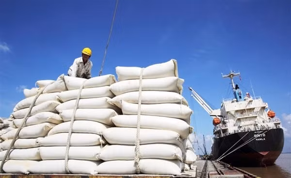 Thủ tướng yêu cầu việc xuất khẩu gạo trong bối cảnh hiện nay cần phải xem xét kỹ lưỡng, thận trọng; trước hết phải bảo đảm an ninh lương thực quốc gia. Ảnh minh họa