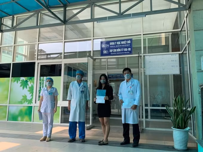 Nữ bệnh nhân điều trị tại Bệnh viện Đà Nẵng trong ngày được công bố khỏi bệnh. Ảnh TL.