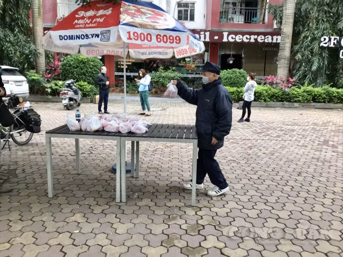 Ông Đặng Văn Quang (quê Sơn La), nhân viên bảo vệ một quán Cafe trên đường Lê Văn Lương xúc động cho biết, trước diễn biến phức tạp của dịch bệnh Covid-19, hàng quán tạm dừng buôn bán, các chủ cửa hàng cũng gặp rất nhiều khó khăn nên việc cắt giảm lương thậm chí cho nghỉ việc nhân viên là chuyện bình thường. Cuộc sống của những lao động nghèo như rất khó khăn, những suất quà hỗ trợ thật thiết thực và ý nghĩa,...