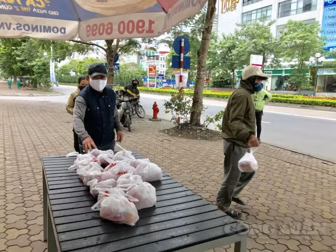 Việc phát các suất quà hỗ trợ lao động nghèo luôn tuân thủ các khuyến cáo của Bộ Y tế về phòng chống dịch bệnh Covid-19 như tất cả mọi người đều đeo khẩu trang, giữ khoảng cách,...