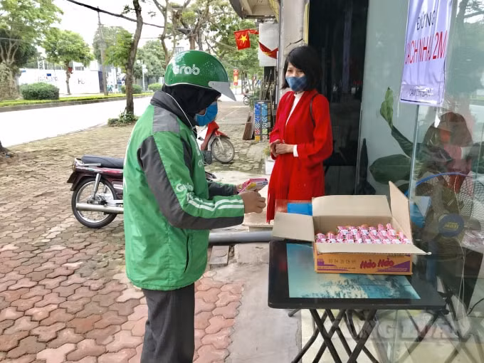 Những người lao động nghèo rất vui mừng khi nhận được những món quà hỗ trợ ý nghĩa và thiết thực này
