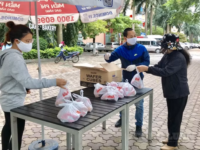 Trong những ngày qua thời tiết Hà Nội chuyển mưa rét, nhiều lao động nghèo vẫn đội mưa đến nhận những phần quà của chương trình 