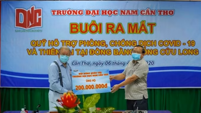 TS. Nguyễn Tiến Dũng, Chủ tịch HĐQT Trường ĐH Nam Cần Thơ trao số tiền 200 triệu đồng cho Quỹ phòng, chống dịch Covid-19 và thiên tai ĐBSCL
