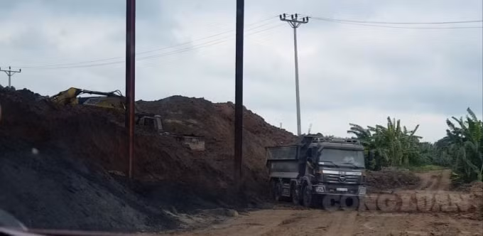 Đã có cả nghìn mét khối đất được ông Nguyễn Văn Thuyết khai thác trái phép đem về sản xuất gạch.