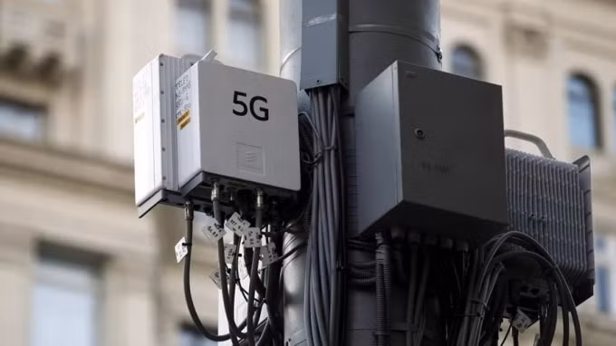 Một trạm phát sóng 5G có giá trị rất lớn. Ảnh: The Verge