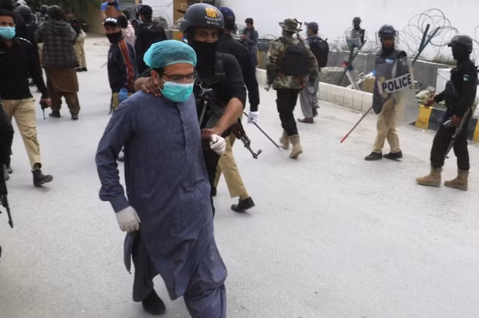 Cảnh sát bắt giữ một bác sĩ biểu tình tại Quetta, Pakistan. Ảnh: Reuters