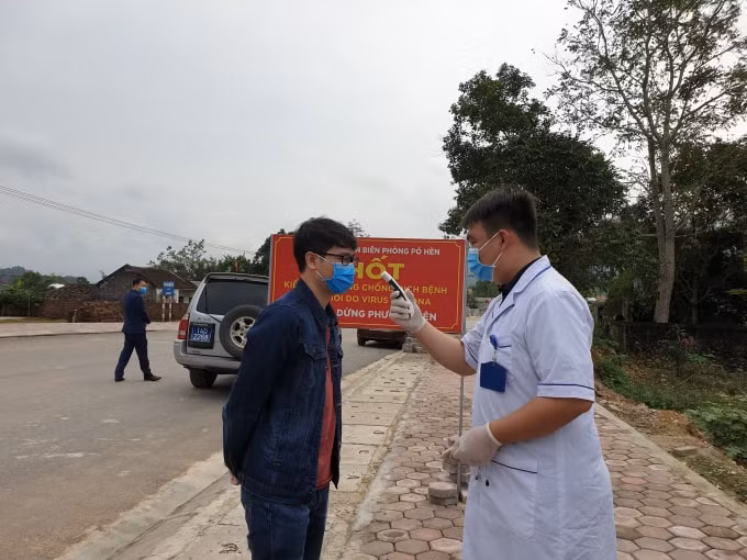 Phóng viên Chu Đức được kiểm tra thân nhiệt trong lúc tác nghiệp ở Đồn biên phòng Lò Hèn
