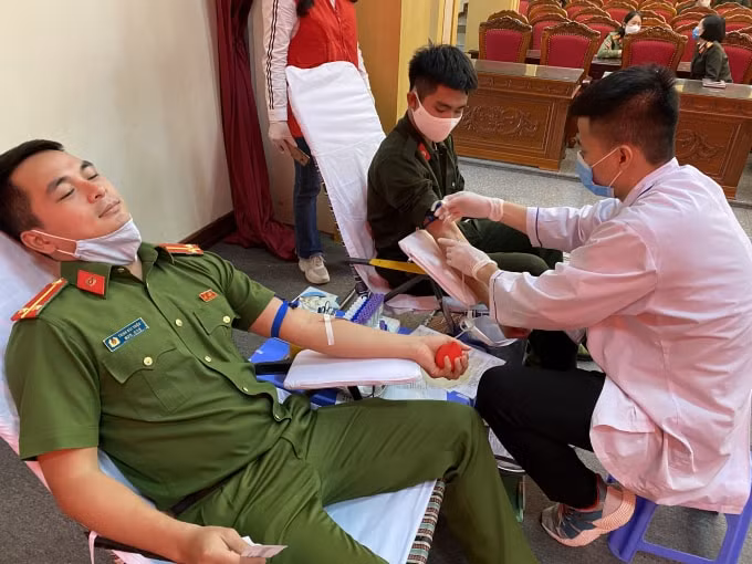 Đông đảo cán bô, chiến sỹ tích cực tham gia hiến máu