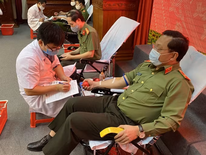 Thiếu tướng Nguyễn Hải Trung, Giám đốc Công an tỉnh Thanh Hoá cùng gần 300 cán bộ chiến sỹ đã tự nguyện tham gia hiến máu vì cộng đồng vào chiều ngày 8/4