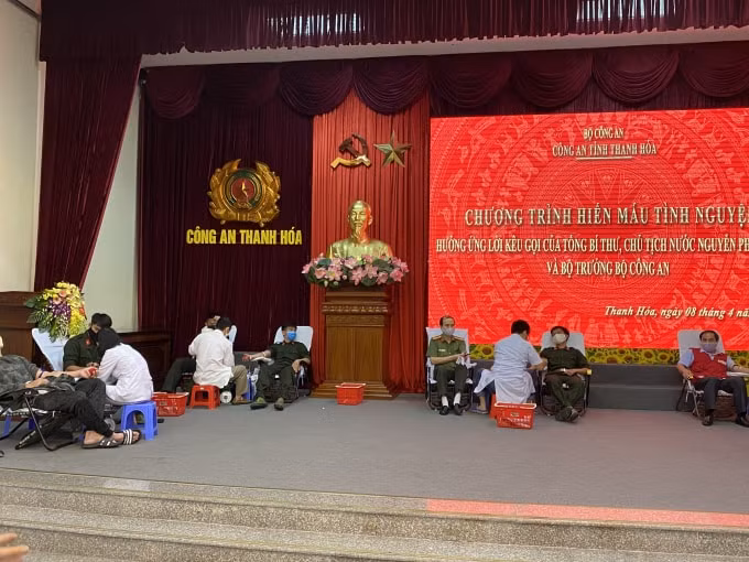 Ngoài việc đảm bảo sức khoẻ để góp phần chống dịch Covid- 19, gần 300 cán bộ chiến sỹ Công an tỉnh Thanh Hoá còn tích cực tình nguyện tham gia hiến máu vì cộng đồng