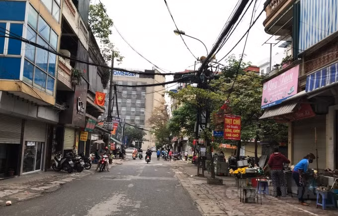 Khu vực chợ dốc Tam Đa (Thụy Khuê, Tây Hồ) không hề thấy bóng dáng lực lượng chức năng khuyến cáo người dân chấp hành các quy định phòng chống dịch bệnh Covid-19