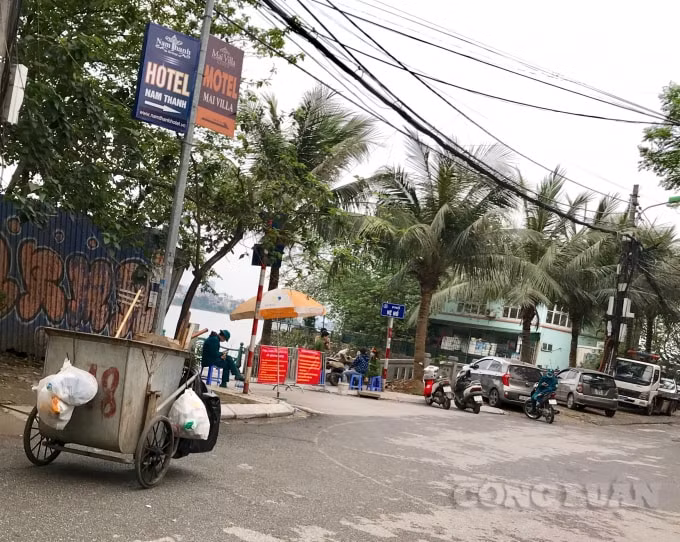 Sau phản ánh của Báo Nhà báo & Công luận, lực lượng chức năng quận Tây Hồ đã tổ chức căng dây, dán các thông báo cảnh báo, bố trí cán bộ chốt trực tại các lối đi bộ xung quanh hồ Tây để hạn chế người dân tụ tập đông người
