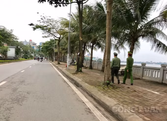 Lực lượng chức năng quận Tây Hồ tuần tra, khuyến cáo người dân không tụ tập đông người, câu cá hay thể dục tại khu vực hồ Tây
