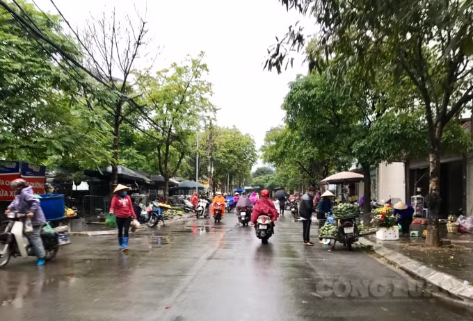 Nhưng trên thực tế, người dân vẫn tập trung đông người buôn bán ngay trên vỉa hè, thậm chí dưới lòng đường không chỉ mất an toàn giao thông mà còn tiềm ẩn nguy cơ cao lây lan dịch Covid-19