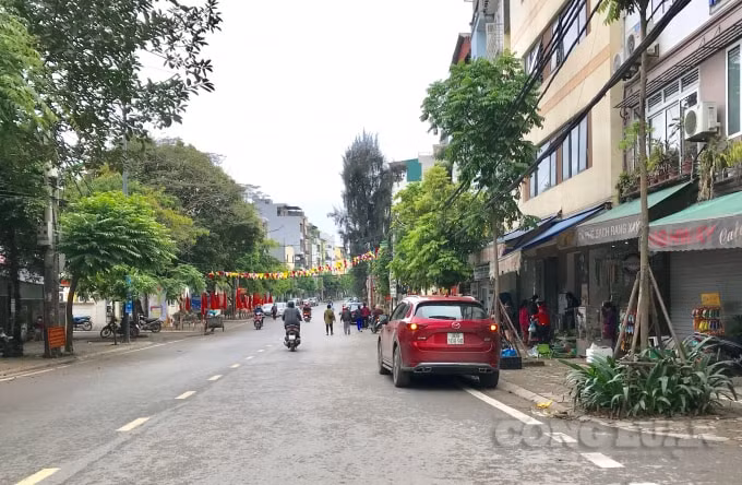 Dọc đường vào UBND phường Tứ Liên, người dân vô tư để xe thành những hàng dài 2 bên, hàng quán bán tràn lan trên vỉa hè dù dọc tuyến đường đều có biển đề chữ 