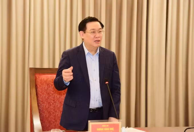 Bí thư Thành ủy Hà Nội Vương Đình Huệ phát biểu tại cuộc họp.