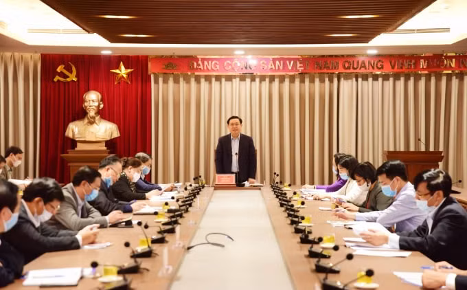 Phát biểu tại cuộc họp, Bí thư Hà Nội Vương Đình Huệ khẳng định, thúc đẩy giải ngân vốn đầu tư công hiệu quả là nhiệm vụ quan trọng thứ 2 của Thành phố, sau nhiệm vụ phòng, chống COVID-19.