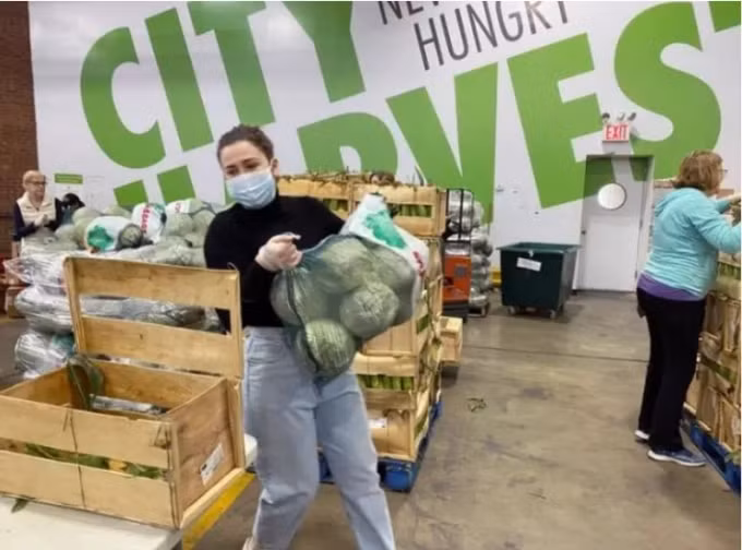 Tình nguyện viên đóng gói thực phẩm cho các gia đình có nhu cầu tại kho của City Harvest ở thành phố New York. Ảnh:REUTERS