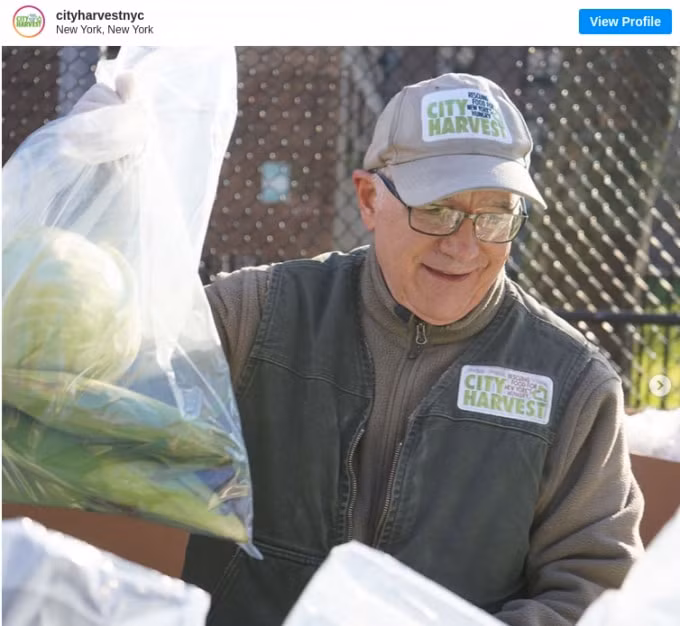 Tình nguyện viên cao tuổi của City Harvest. Ảnh: Instagram