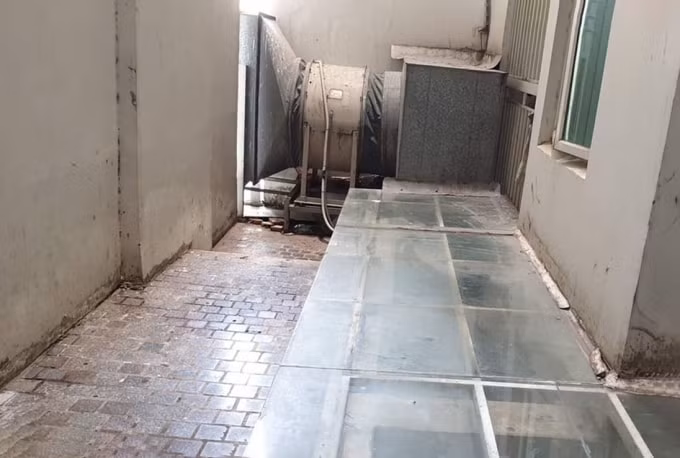 Khu vực giếng trời của chung cư New Saigon nơi phát hiện ông Bùi Quang Tín rơi lầu tử vong - Ảnh: CK