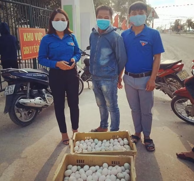 Anh Từ Hữu Thuận chở 1.000 quả trứng vịt đến hỗ trợ khu cách ly. Ảnh T.N
