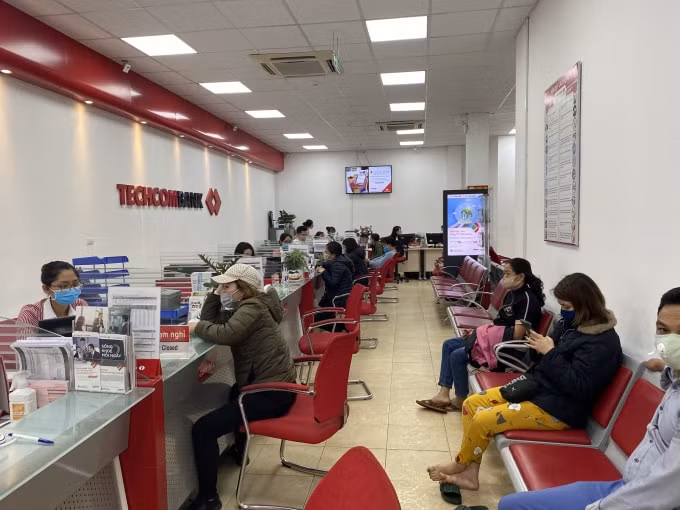 Khách hàng giao dịch tại chi nhánh Techcombank Thị trấn Phùng - Huyện Đan Phượng- Hà Nội. Ảnh: Hoàng Dương