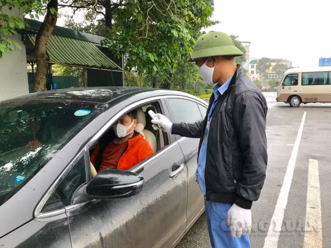 Trung tâm đăng kiểm xe cơ giới 2903S - Hà Nội thực hiện đo thân nhiệt đối với khách hàng tới kiểm định phương tiện