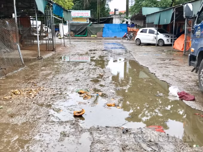 Nước ứ đọng mọi nơi tại chợ đầu mối Minh Khai