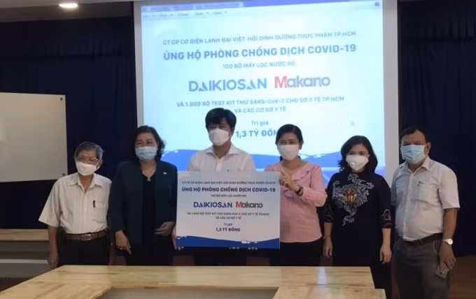 Công ty CP&nbsp;Cơ điện lạnh Đại Việt trao tặng 100 bộ máy lọc nước và 1.000 bộ test kit thử SARS COV-2 với tổng trị giá khoảng 1,3 tỷ cho Sở Y tế TP.HCM