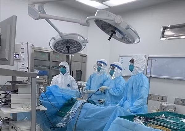 Bác sĩ, nhân viên y tế Bệnh viện Bệnh Nhiệt đới Trung ương cơ sở 2 điều trị cho các bệnh nhân COVID-19 nặng. Ảnh: TTXVN