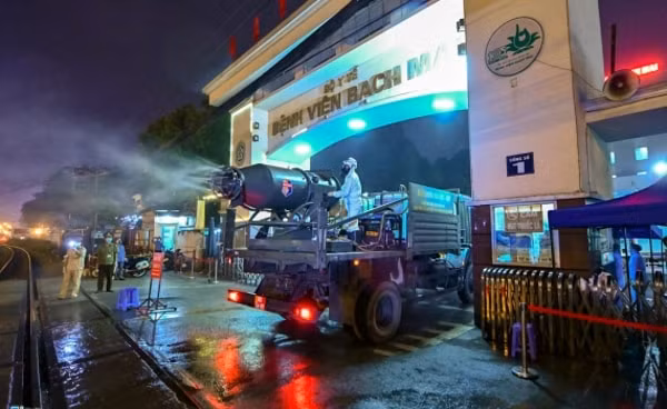Binh chủng Hóa học - Bộ Quốc phòng phun khử trùng ổ dịch bệnh viện Bạch Mai. Ảnh: TL