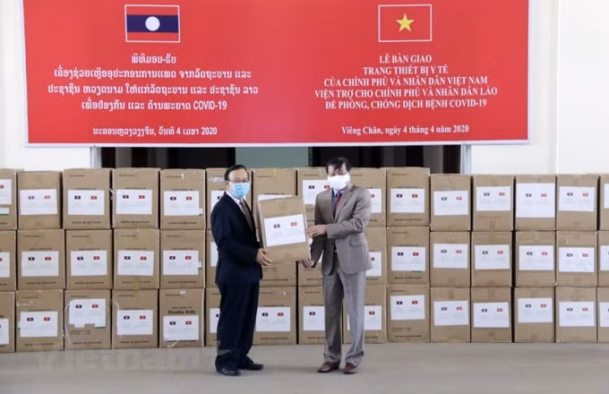 Đại sứ Việt Nam tại Lào Nguyễn Bá Hùng đã bàn giao số thiết bị y tế trị giá hơn 7 tỷ đồng cho Đại diện của Chính phủ Lào. Ảnh: Vietnam+